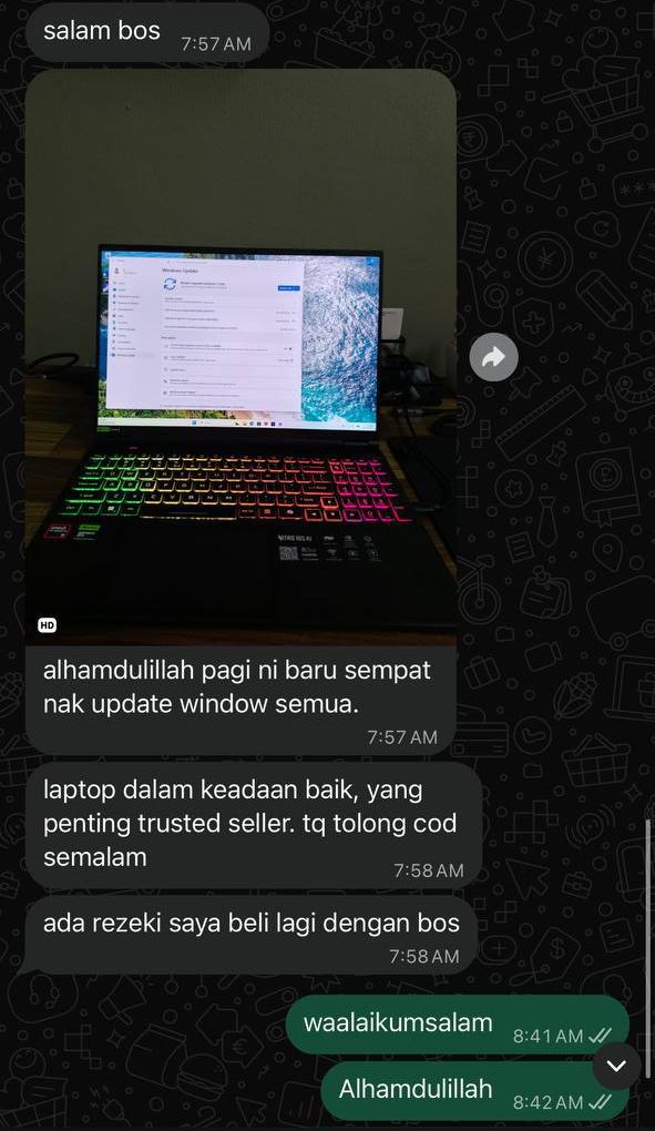 WhatsApp chat: a buyer’s photo of an Acer Nitro updating Windows, with the messages “laptop dalam keadaan baik, yang penting trusted seller”, “tq tolong cod semalam”